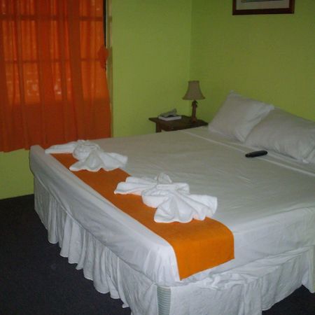 The Bakadeer Inn Белиз Сити Екстериор снимка